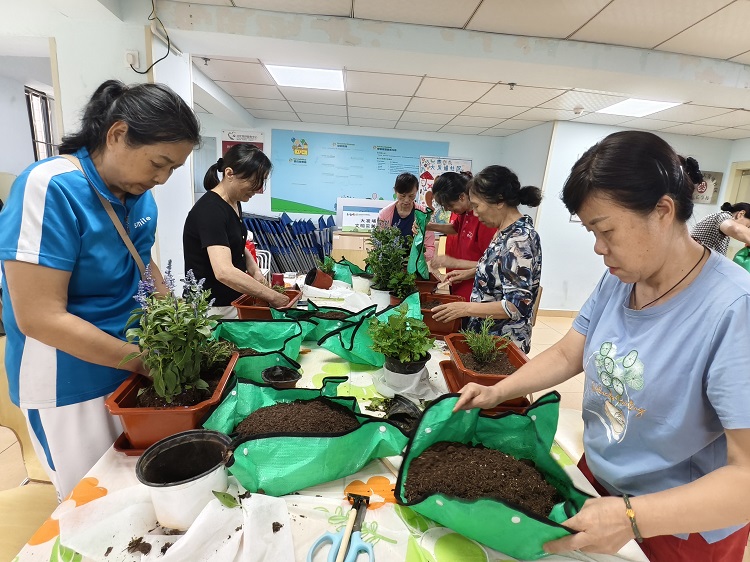 园艺课堂启新程,长者动手学种花.jpg