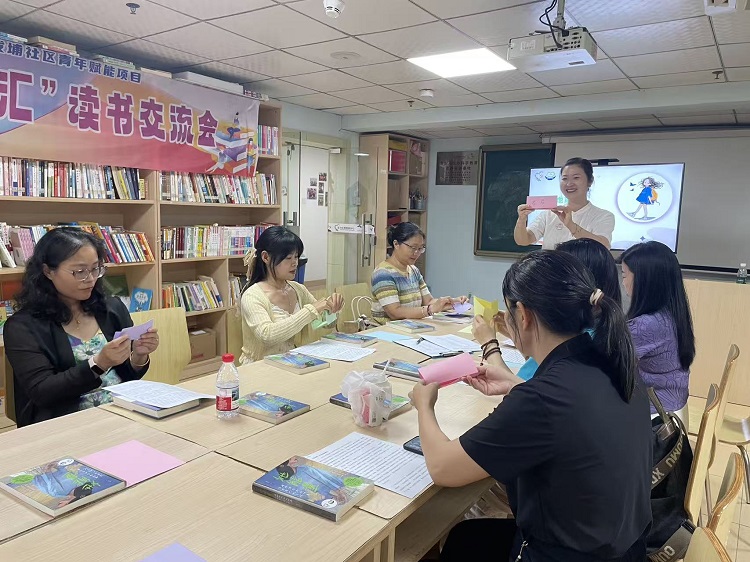 老师和青年一起制作台牌.jpg