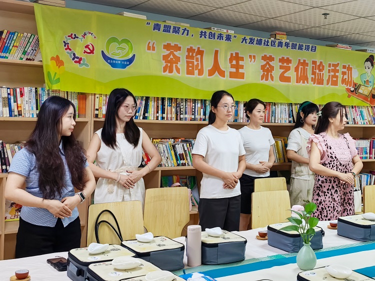 青年学习中式茶艺仪态.jpg