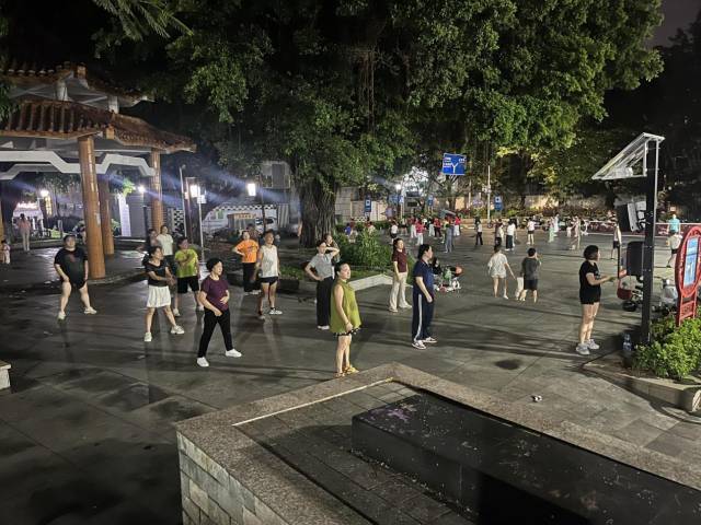 安装后晚上广场相片.jpg